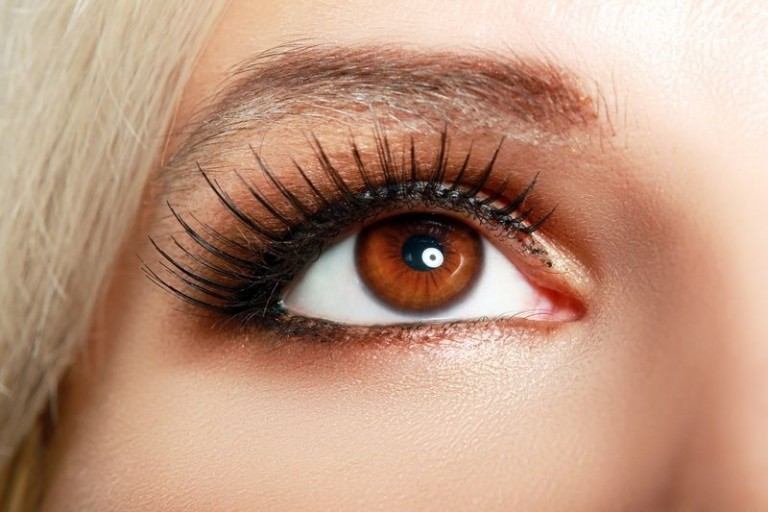 Prøv den smarte øjenvippeserum, der giver lange vipper