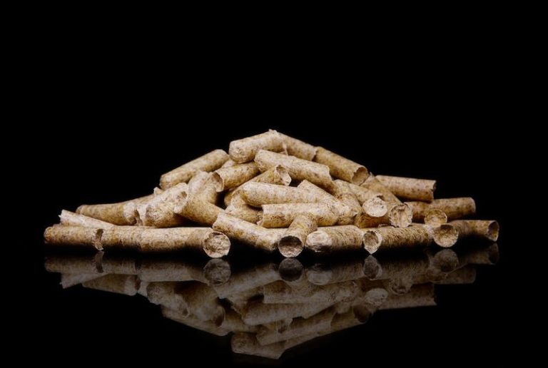 Brug træpiller og briketter for din egen og miljøets skyld